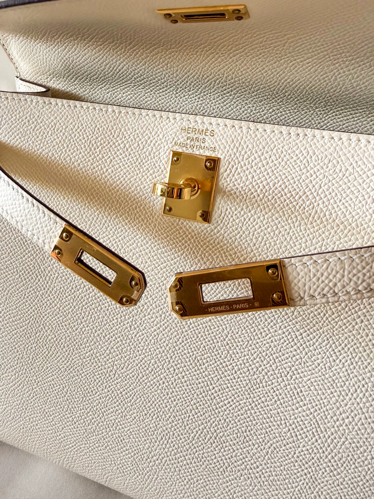 Hermès Kelly 25 epsom sellier nata leather with gold hardware stamp detail