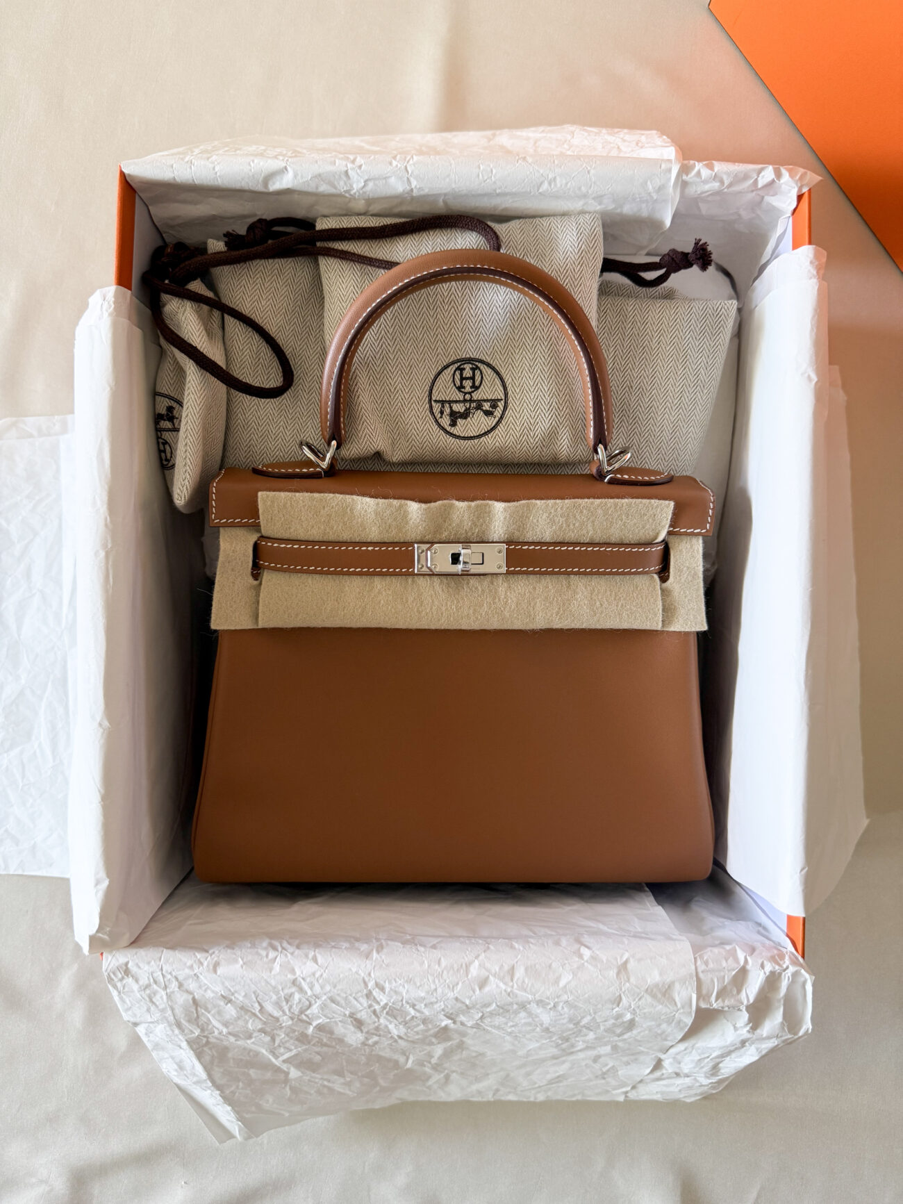 Hermès Kelly 25 Gold swift with palladium hardware pacckaging detail