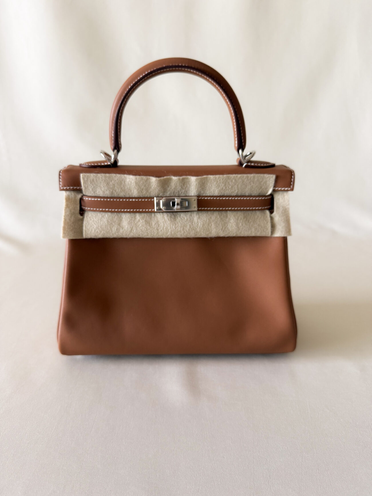 Hermès Kelly 25 Gold swift with palladium hardware front silhouette detail
