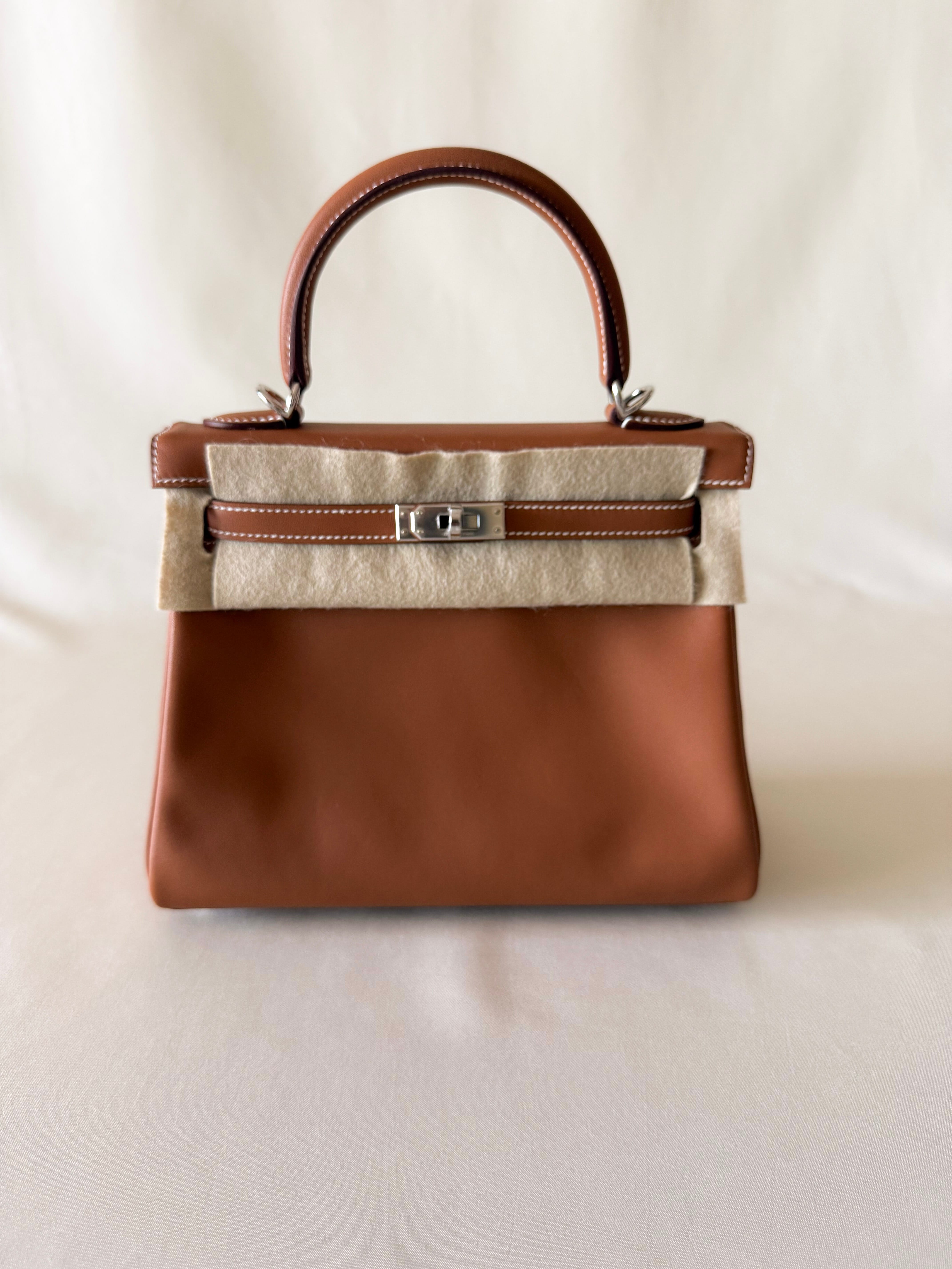 Hermès Kelly 25 Gold swift with palladium hardware front silhouette detail