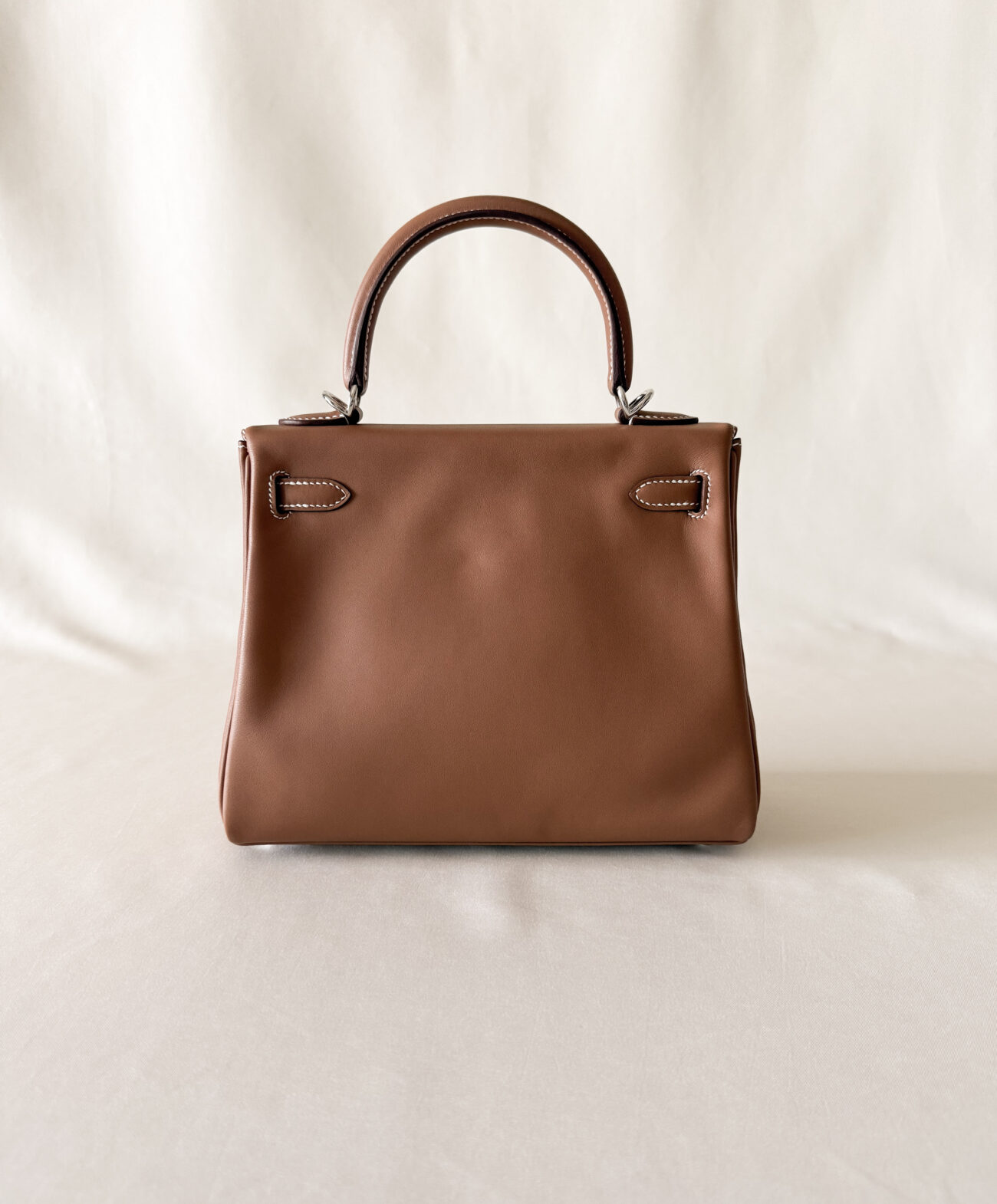 Hermès Kelly 25 Gold swift with palladium hardware back view