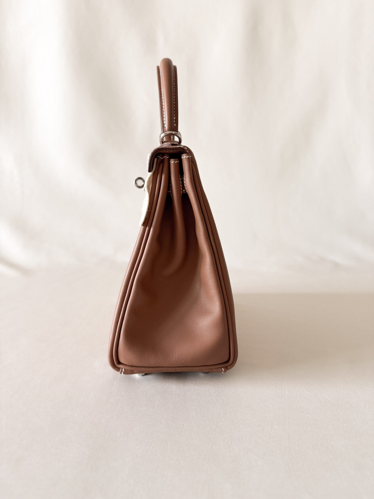 Hermès Kelly 25 Gold swift with palladium hardware side view