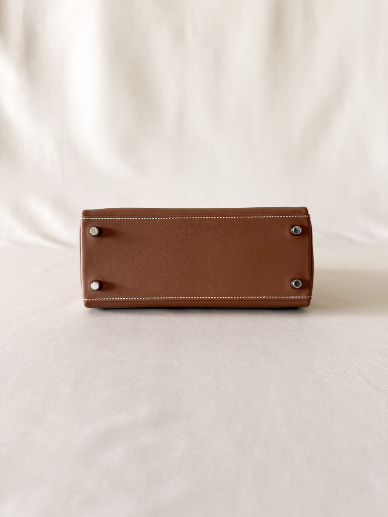 Hermès Kelly 25 Gold swift with palladium hardware bottom profile detail
