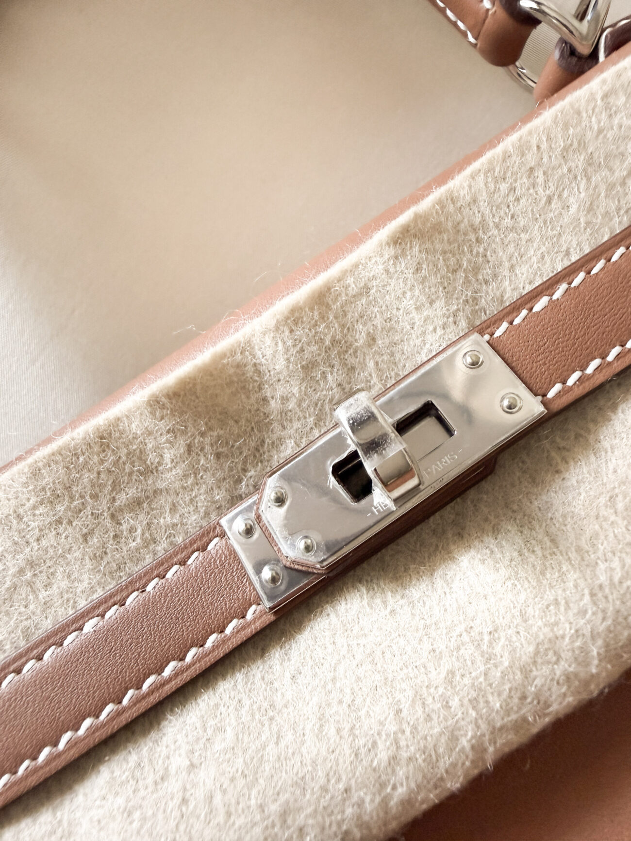 Hermès Kelly 25 Gold swift with palladium hardware detail