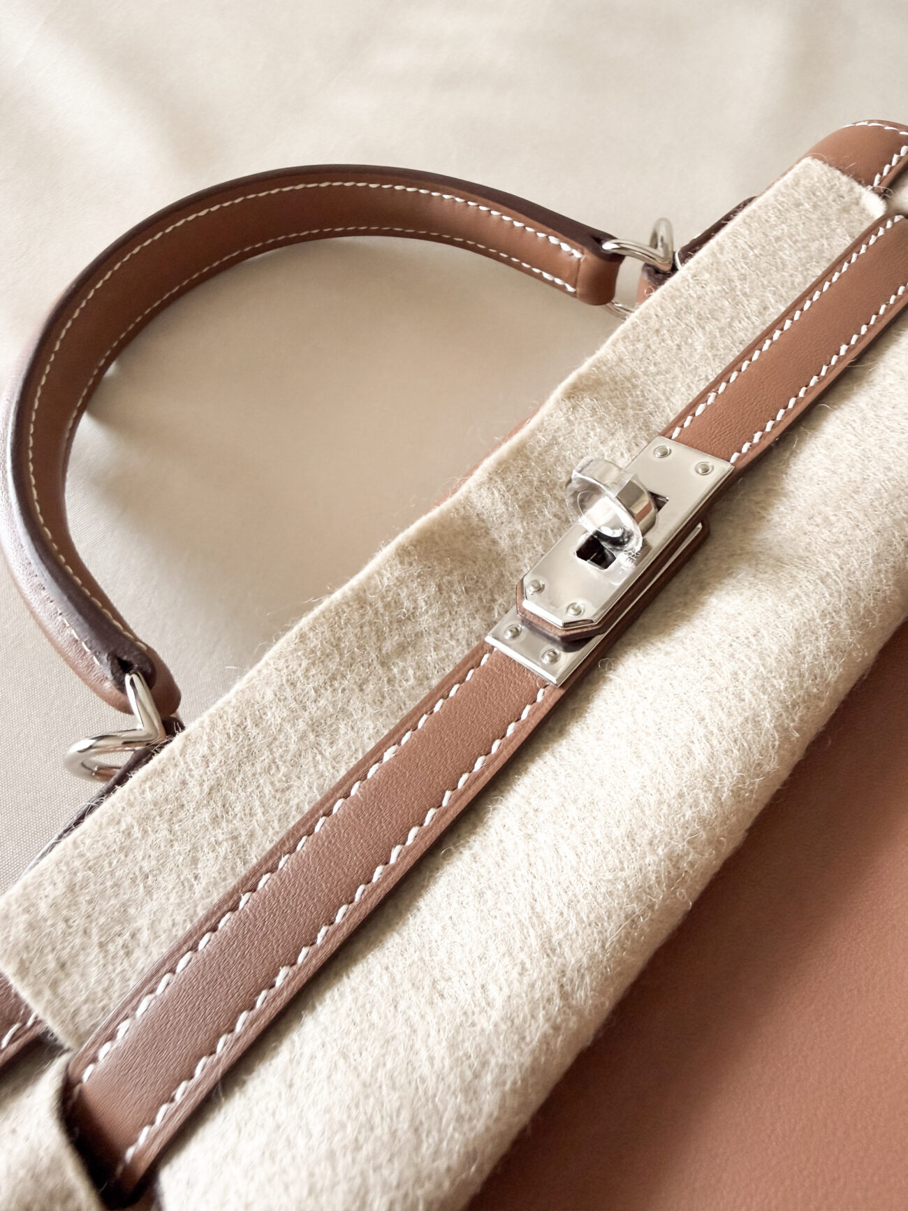 Hermès Kelly 25 Gold swift with palladium hardware handle detail