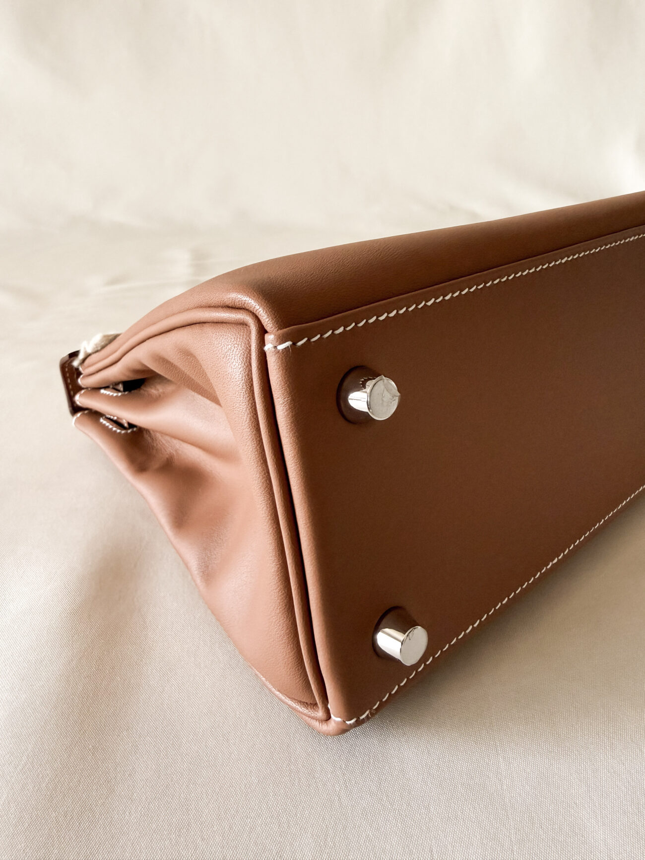 Hermès Kelly 25 Gold swift with palladium hardware corner view