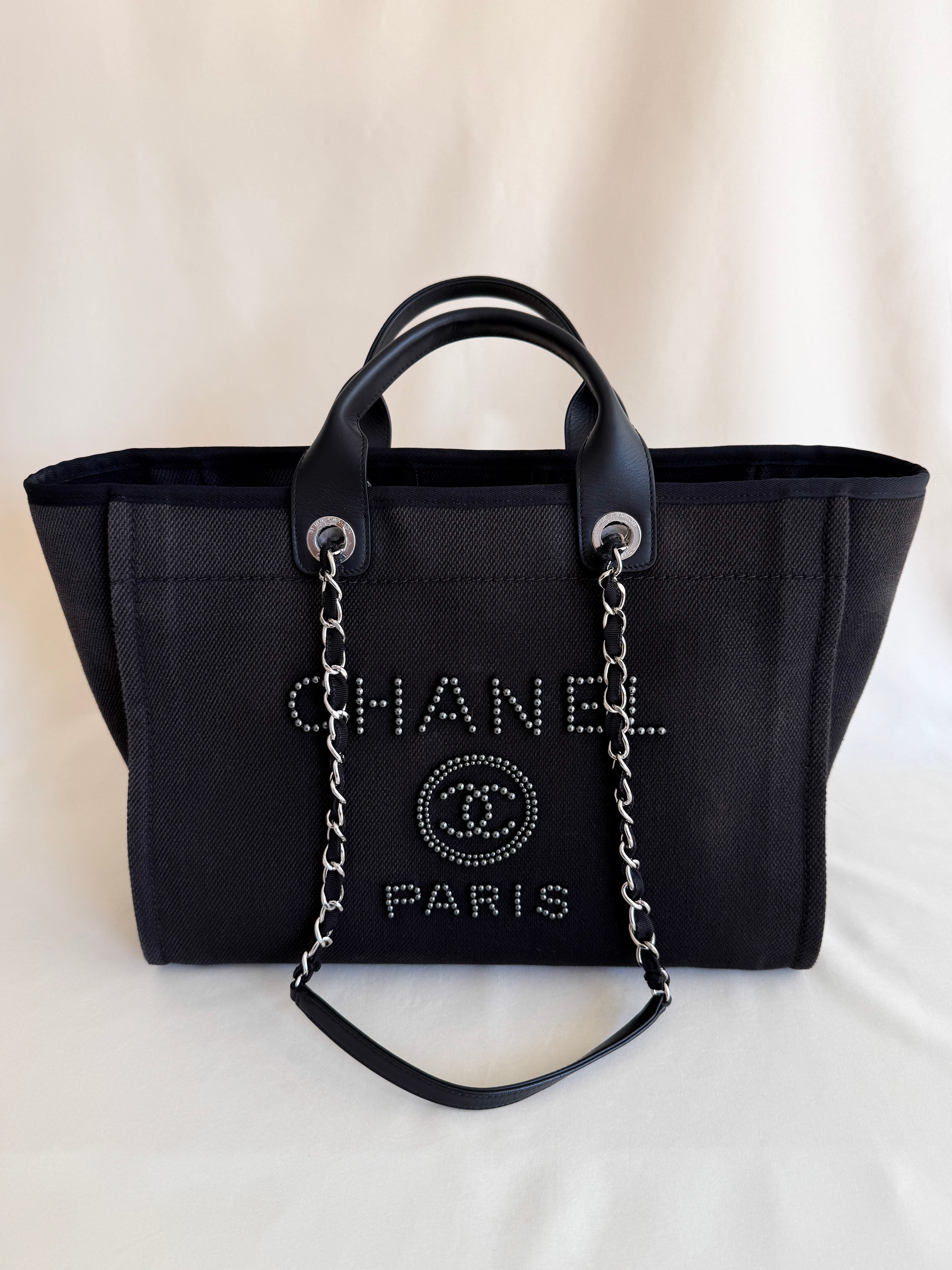 Cabas CHANEL Deauville orné de perles – ancienne collection – photo du modèle CHANEL