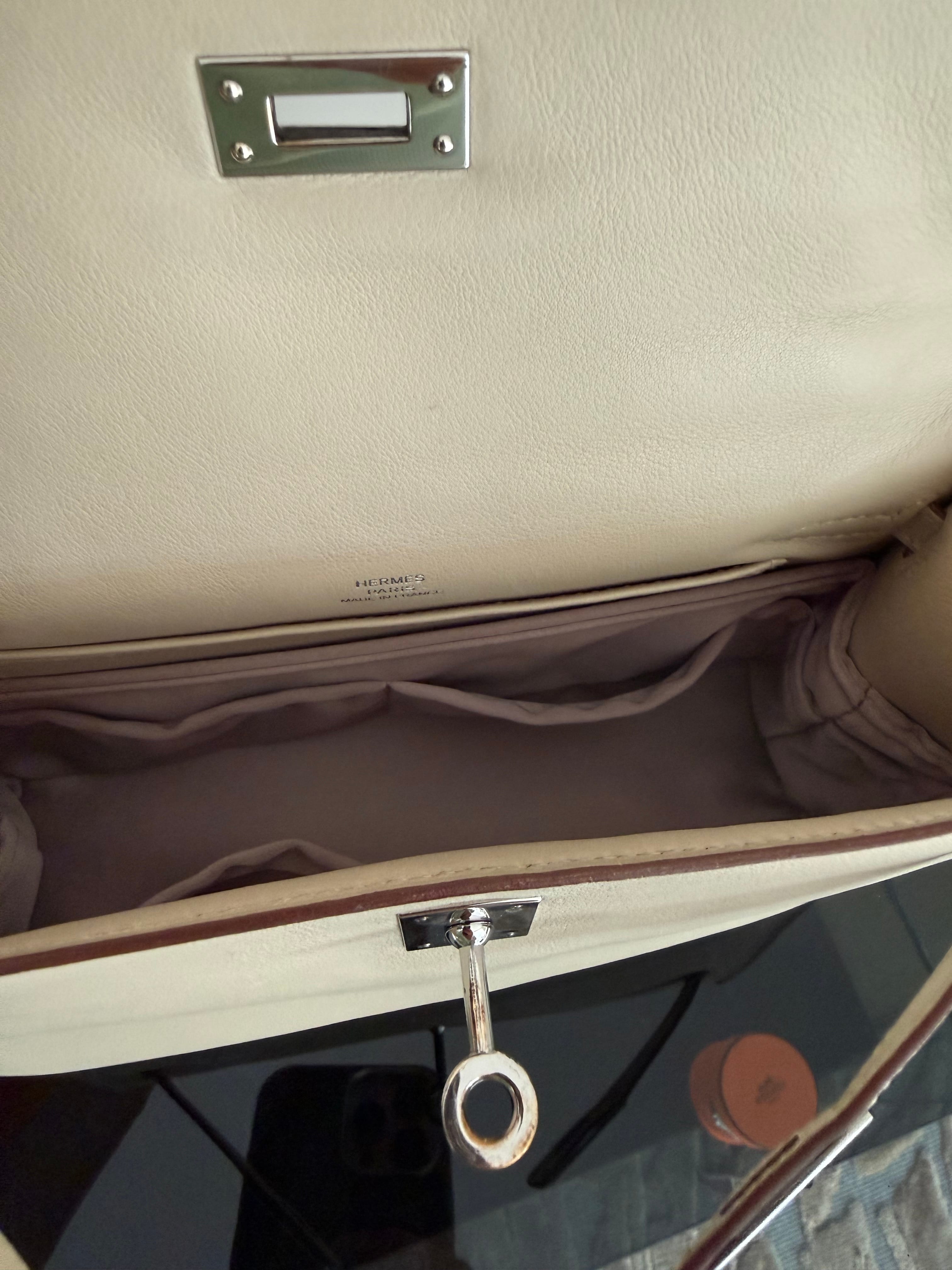Felt organizer insert inside a Hermès Kelly bag helping maintain structure and improve interior organisation