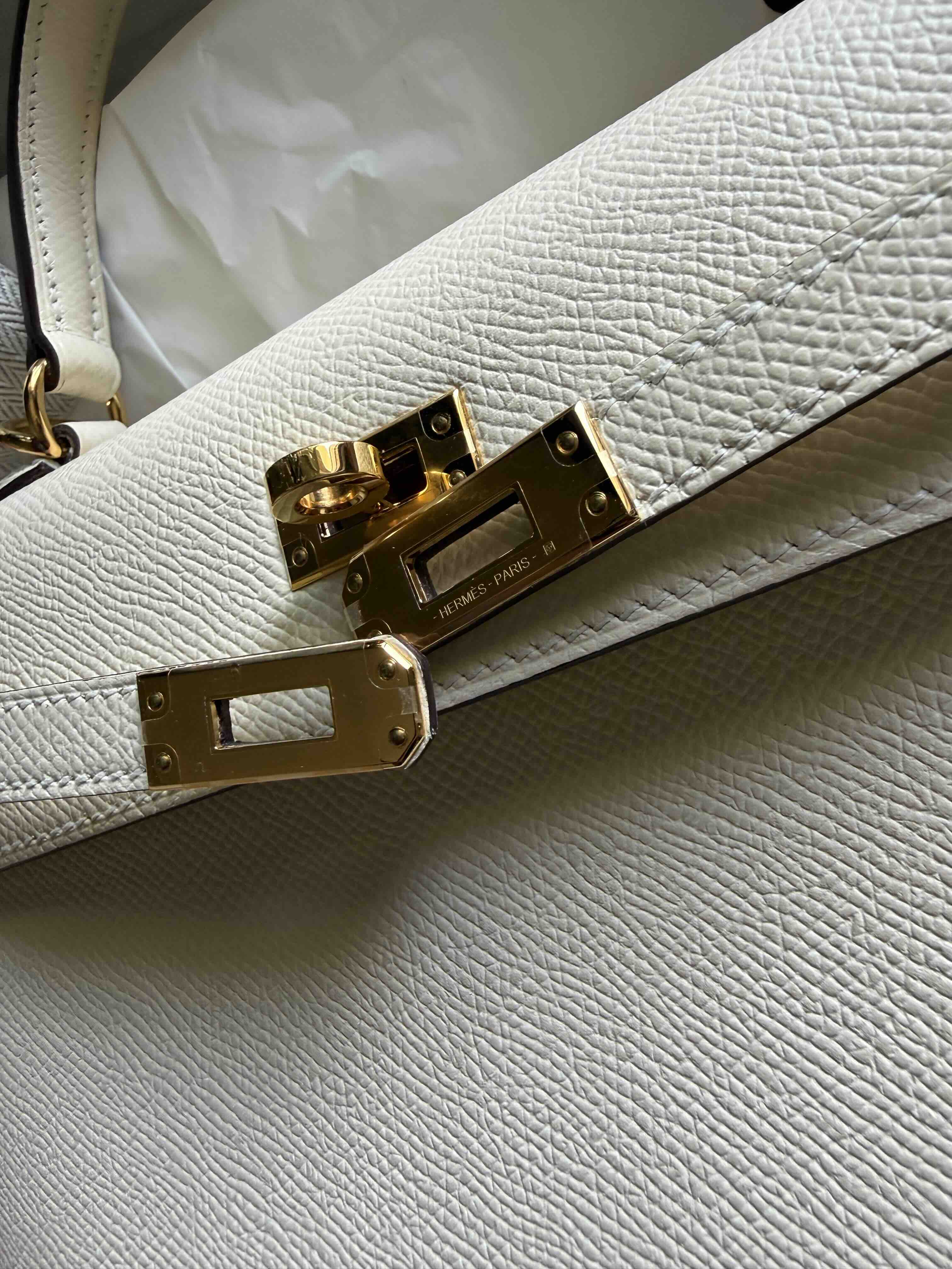 lose-up of Hermès Gold Hardware (GHW) Kelly turn-lock closure