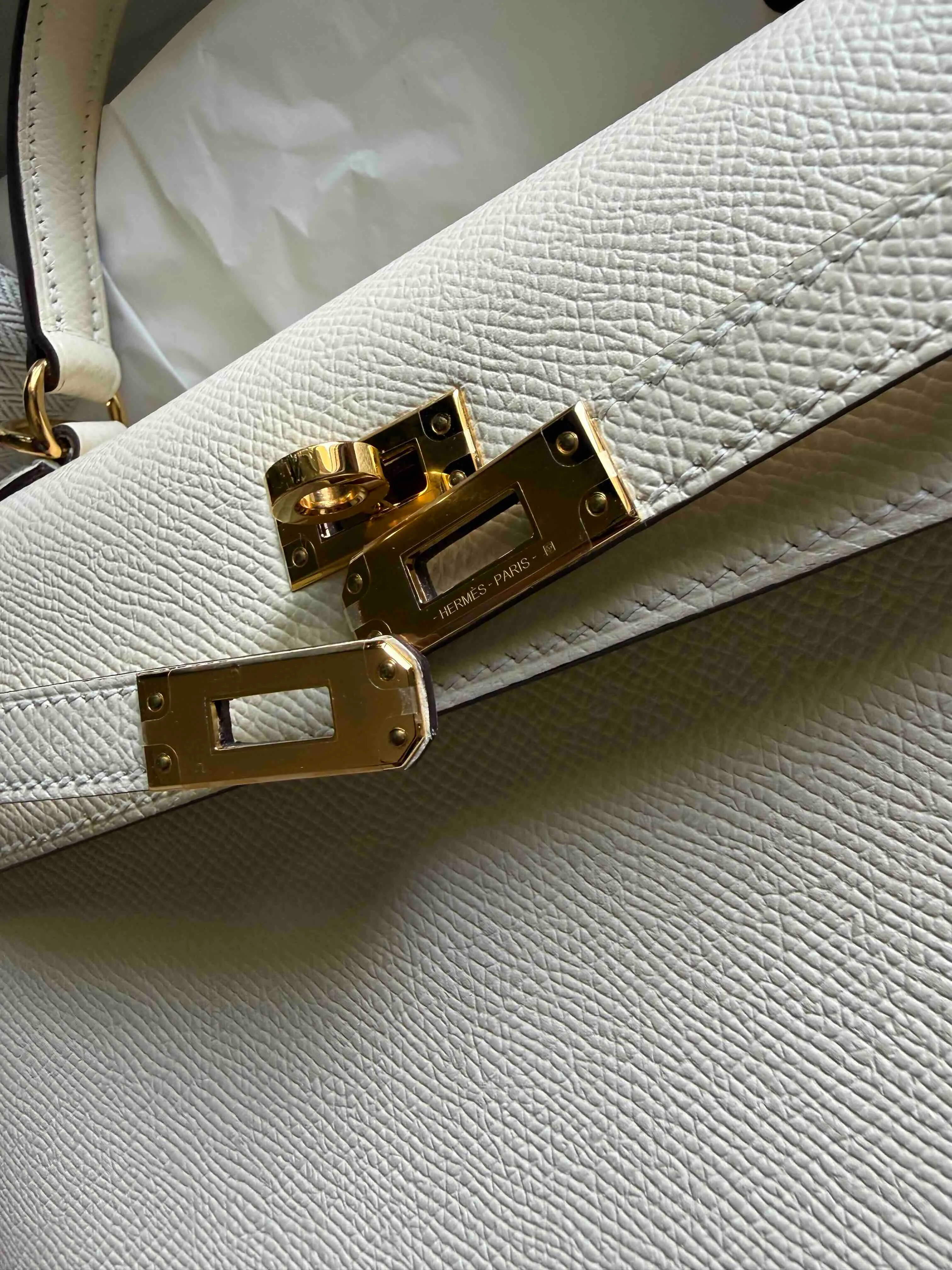 lose-up of Hermès Gold Hardware (GHW) Kelly turn-lock closure