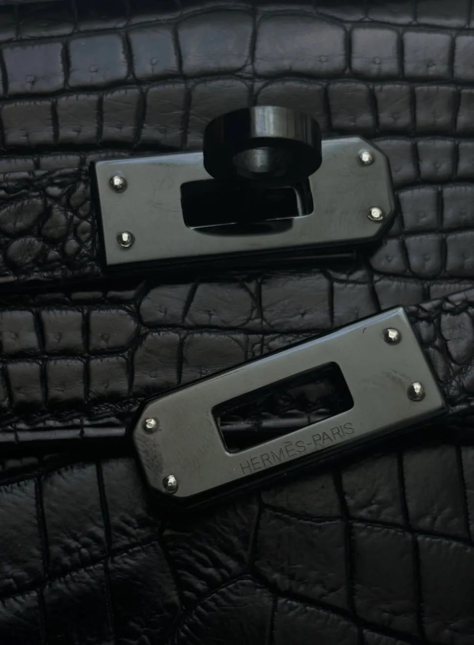 Close-up of Hermès So Black Hardware (SBHW) turn-lock and back plate