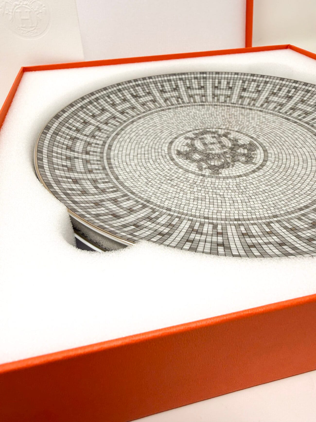 Hermès Mosaïque au 24 Platinum dessert plates 21 cm detail