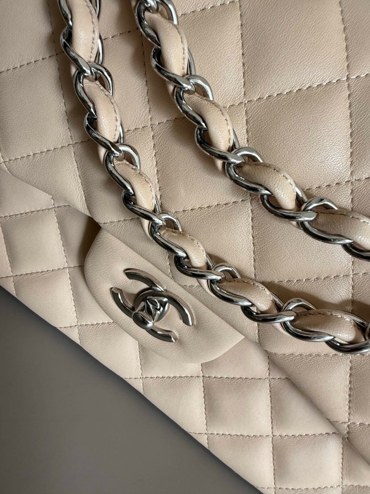 Chanel Classic Flap Jumbo 30 Light Beige Lambskin – chain on bag detail
