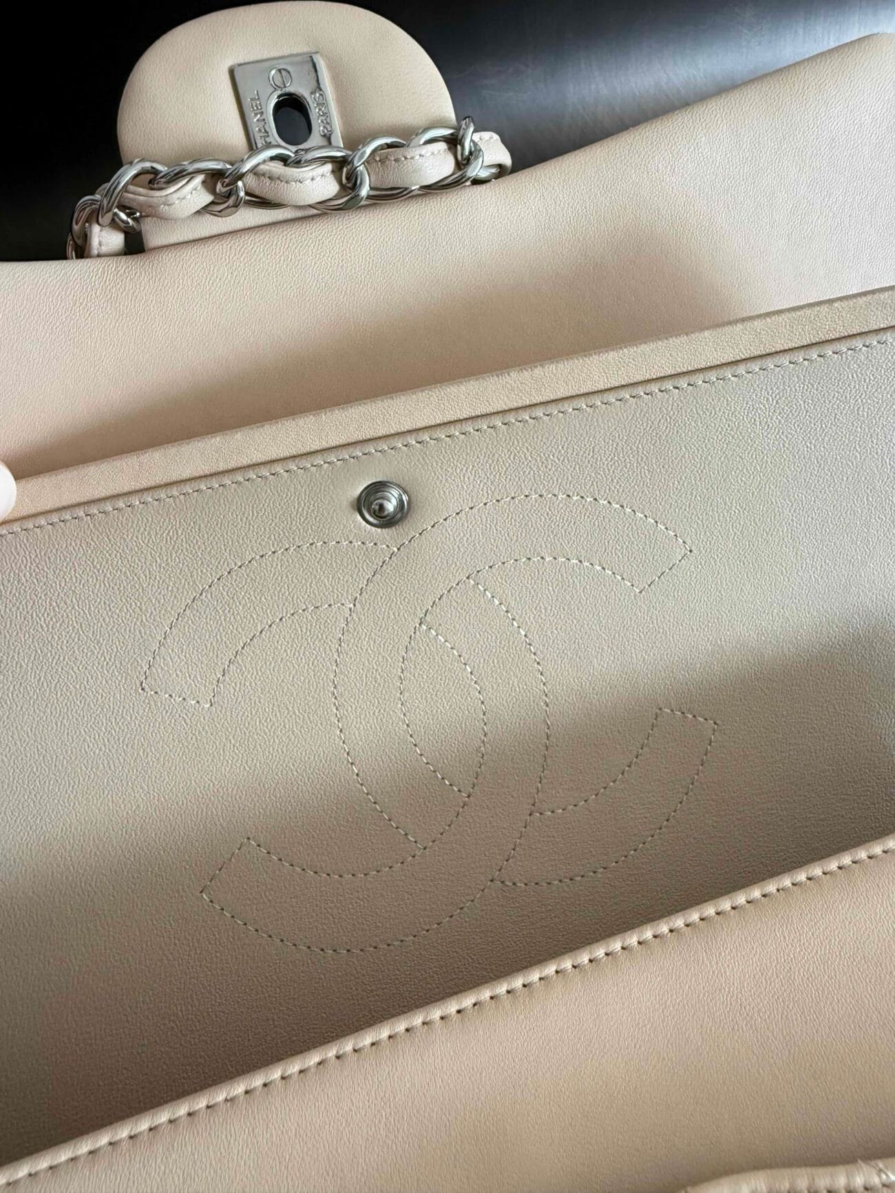 hanel Classic Flap Jumbo 30 Light Beige Lambskin – interior details
